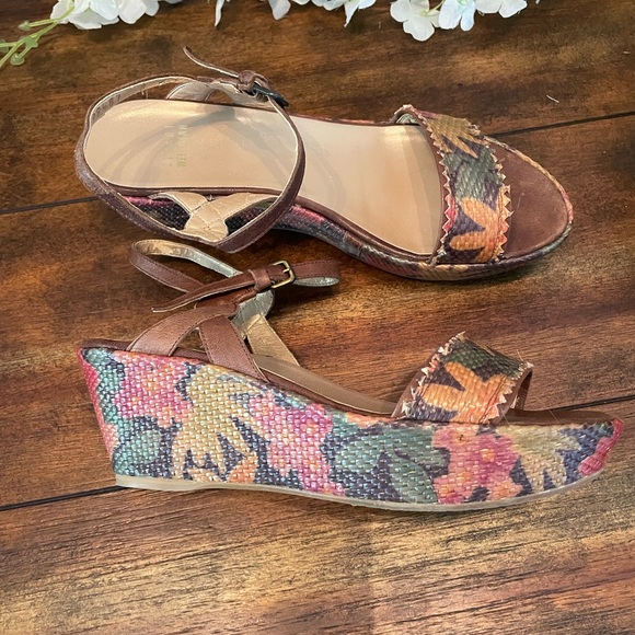 Stuart Weitzman Shoes - STUART WEITZMAN Platform Sandals. Floral leather. Size 8